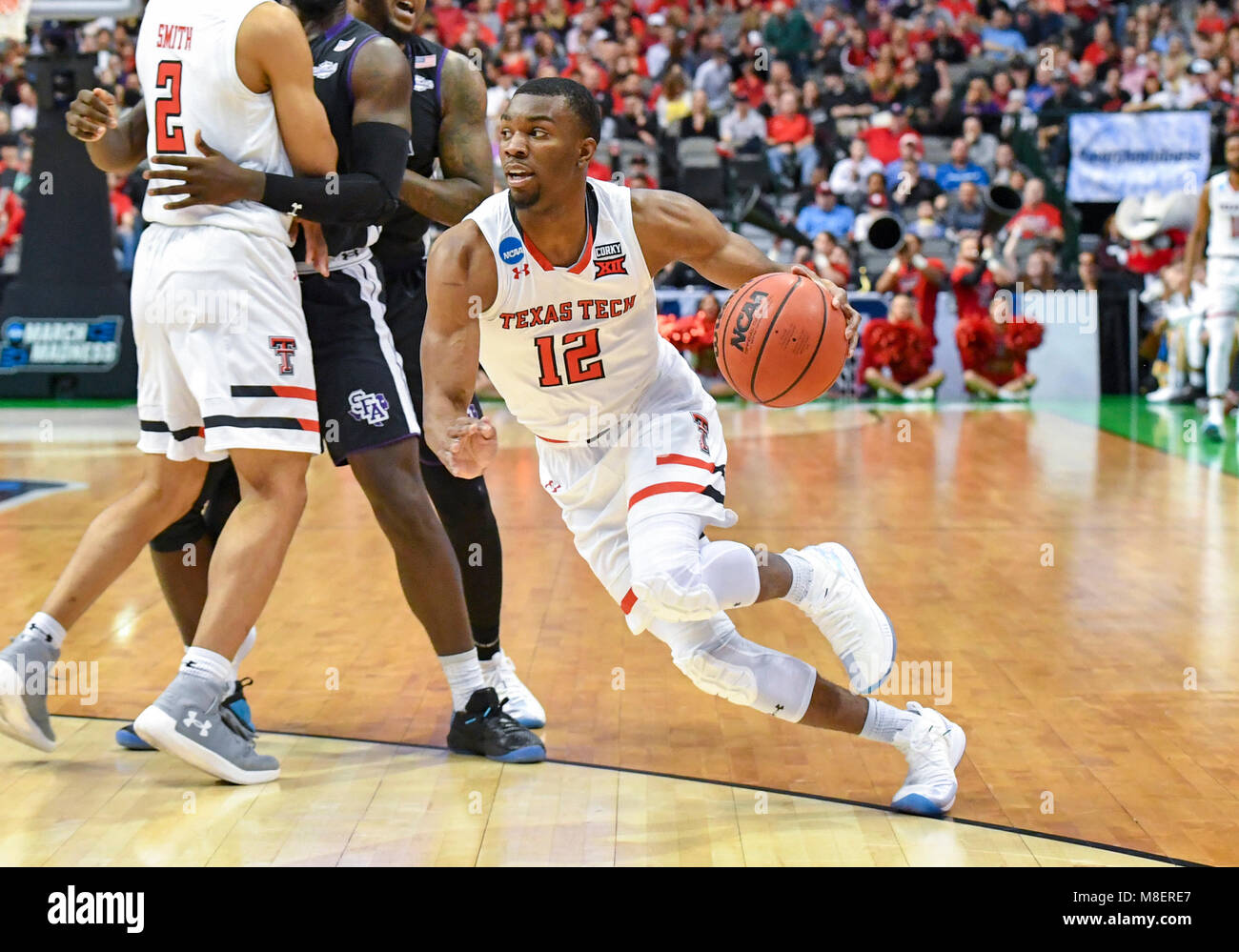 März 15, 2018: Texas Tech-roten Räuber guard Keenan Evans #12 treibt den Ball in der ersten Runde des NCAA Basketball Spiel März Verrücktheit der Männer zwischen dem Stephen F Austin Holzfäller und der Texas Tech University roten Räuber im American Airlines Center in Dallas, TX Texas besiegte SFA 70-60 Albert Pena/CSM Stockfoto