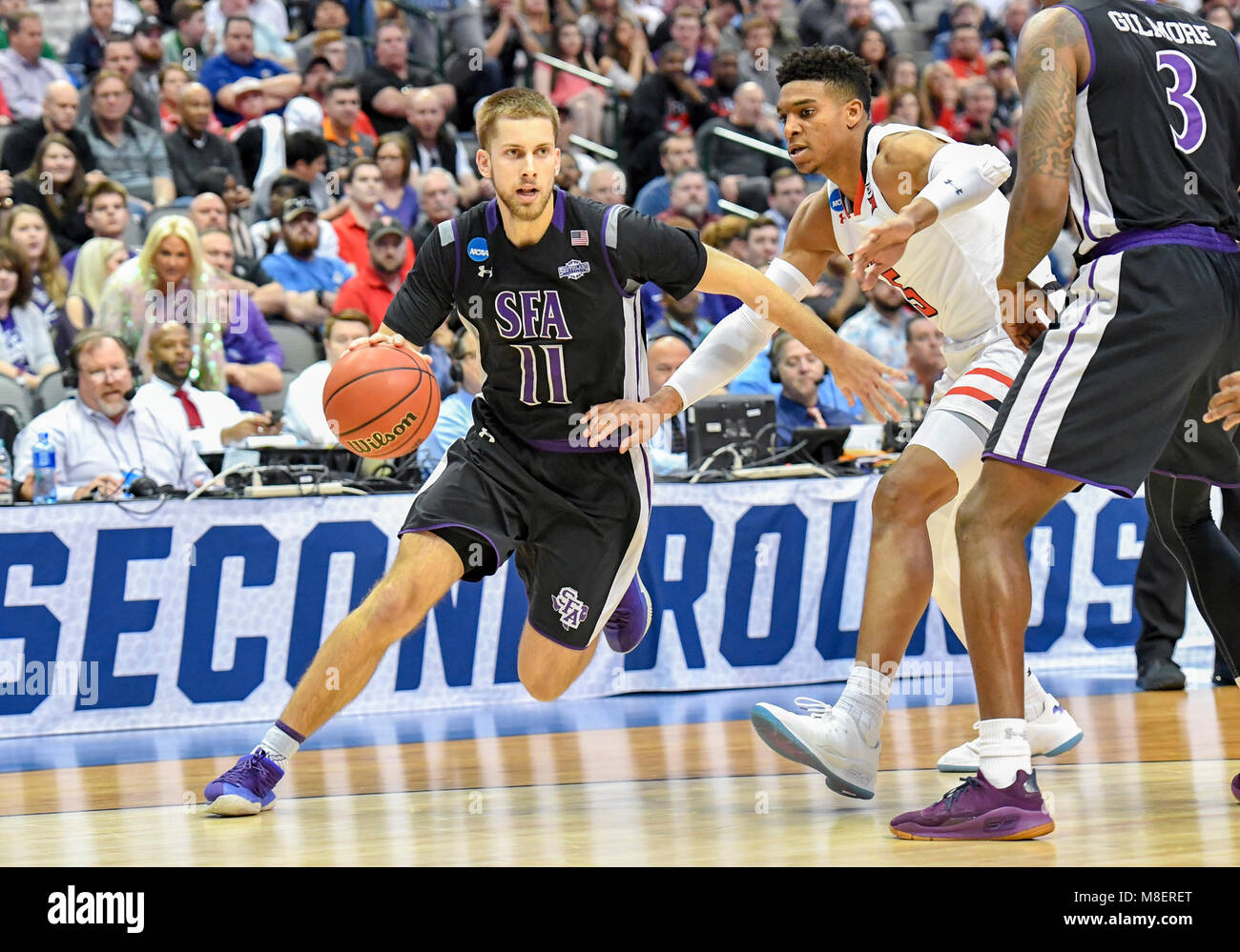 März 15, 2018: Stephen F. Austin Holzfäller guard Ivan Canete #11 in der ersten Runde des NCAA Basketball Spiel März Verrücktheit der Männer zwischen dem Stephen F Austin Holzfäller und der Texas Tech University roten Räuber im American Airlines Center in Dallas, TX Texas besiegte SFA 70-60 Albert Pena/CSM Stockfoto