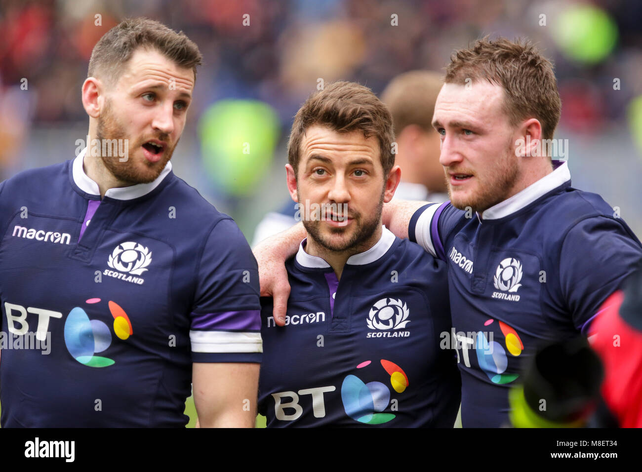 Rom, Italien. 17. Februar 2018. Von Schottland Kapitän Greig Laidlaw mit seinen Mannschaftskameraden Tommy Seymour und Stuart Hogg am Ende des Spiel gegen Italien in NatWest 6 Nations Championship 2018 Massimiliano Carnabuci/Alamy leben Nachrichten Stockfoto