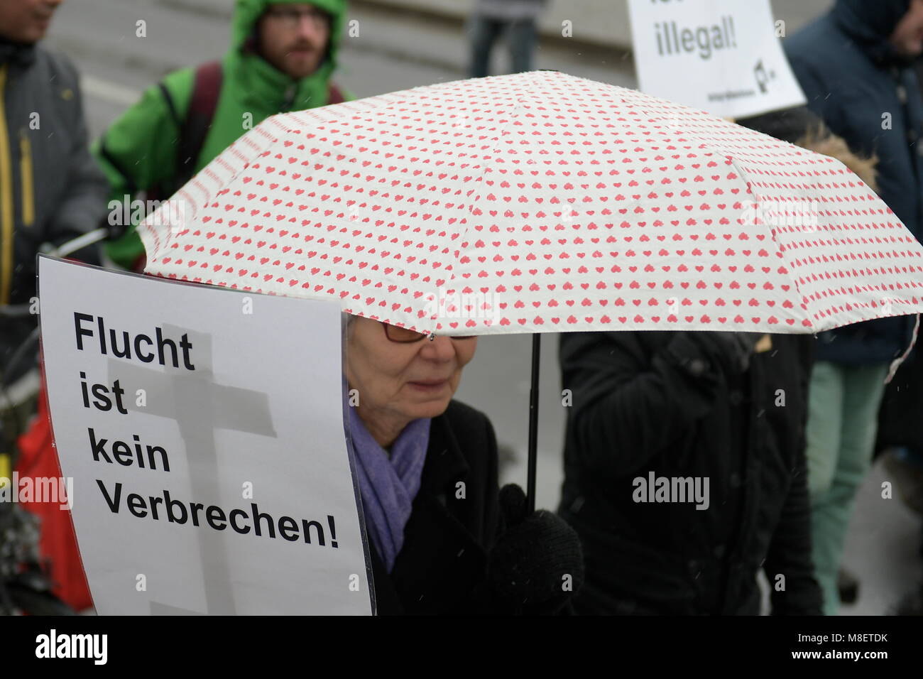 Wien, Österreich. 17. März 2018. Massendemonstration gegen Rassismus und Faschismus in Wien. Die Demonstration, wie die letzte Massendemonstration am 13. Januar 2018. Das Bild zeigt Poster mit der Aufschrift „Flucht ist kein Verbrechen“. Kredit: Franz Perc/Alamy Live News Stockfoto