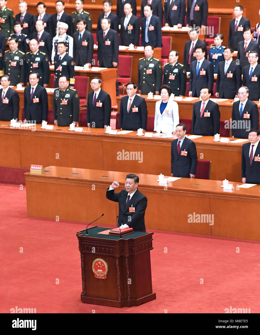 Peking, China. 17 Mär, 2018. Xi Jinping nimmt einen öffentlichen Treueeid auf die Verfassung in der Großen Halle des Volkes in Peking, der Hauptstadt von China, 17. März 2018. Xi gewählt wurde der chinesische Präsident und Vorsitzender der Zentralen Militärkommission der Volksrepublik China Samstag früh bei der ersten Sitzung des 13. Nationalen Volkskongress, der nationalen Gesetzgebung. Quelle: Rao Aimin/Xinhua/Alamy leben Nachrichten Stockfoto