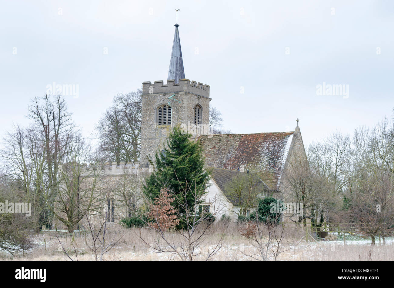 South Cambridgeshire, UK. 17. März 2018. Helles Abstauben des Schnees an Whittlesford Kirche im Osten von England Stockfoto
