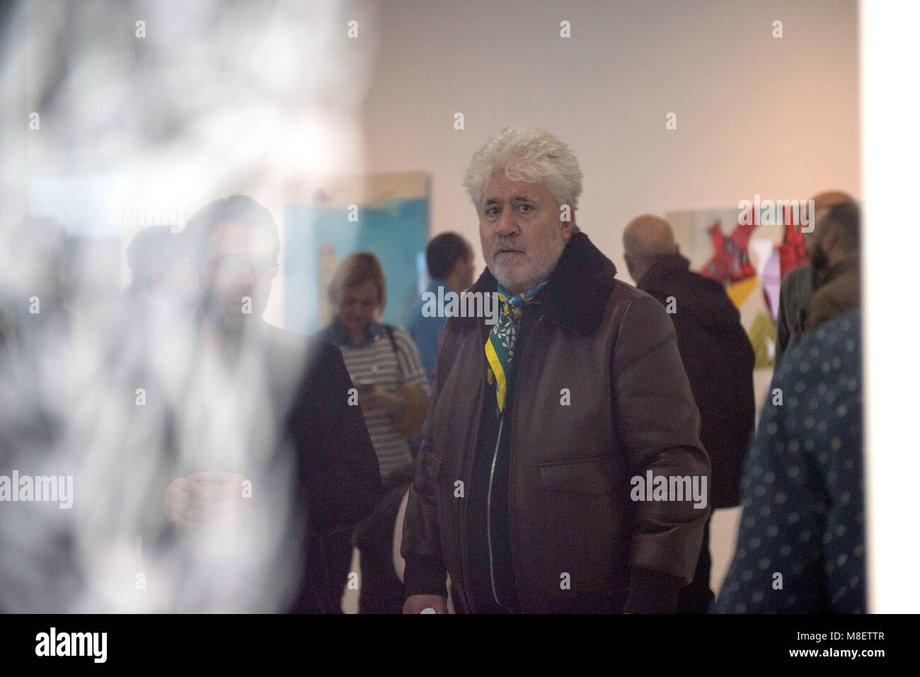 März 17, 2018 - März 17 (Caceres) Regisseur Pedro Almodovar visits Caceres die Ausstellung der Werke von verschiedenen Autoren, die durch seine 20 Filme und die sind in der Sala El Brocense. AlmodÃ³var, die diesen Samstag zu Cà¡gereist hat gezeigt, Ceres den Ehrenpreis der Solidarität Festival des spanischen Kinos der Hauptstadt von Caceres, feiert 25 Jahre zu sammeln zu schaffen inspiriert wurden. AlmodÃ³var zu Cà¡Ceres zurückgekehrt ist, die Stadt, in der er einige Jahre seiner Jugend und Studium Abitur verbracht. Hier lebte er in der Nähe der Altstadt, die als Welterbe Si Stockfoto