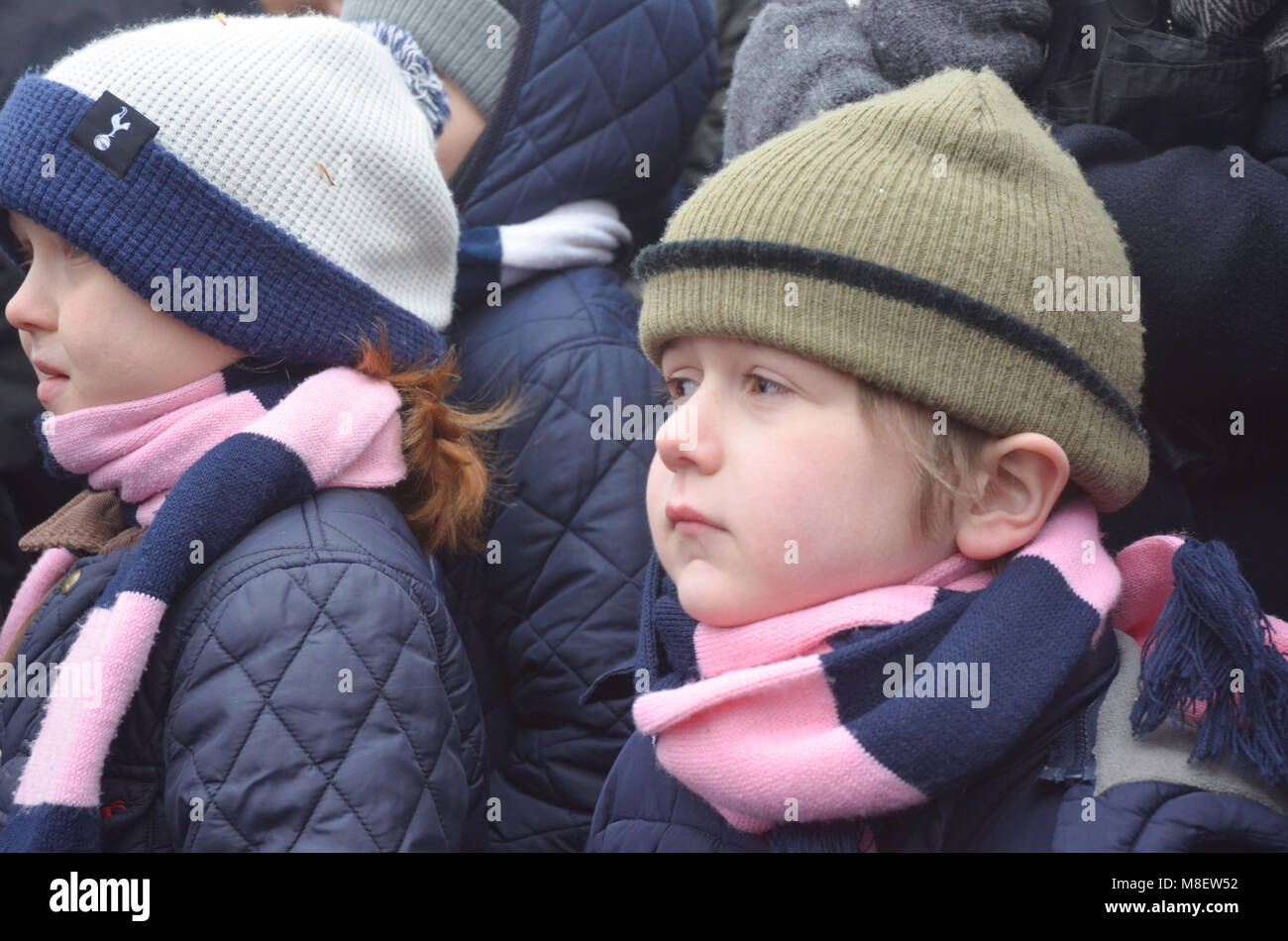 London, UK, 17. März 2018. Dulwich Hamlet Anhänger sammelten in Verteidigung des Immobilien Manager wiesen die ausgewiesen haben bith Team und Unterstützer aus dem Hause stadum auf Hundehütte hilll, bewegen, das durch viele kleine Vereine während der Fußball-Ligen critised. Lokale mp für dulwich Helen Hayes vor kurzem das Thema angesprochen mit regionalparlament. Credit: Philip Robins/Alamy leben Nachrichten Stockfoto