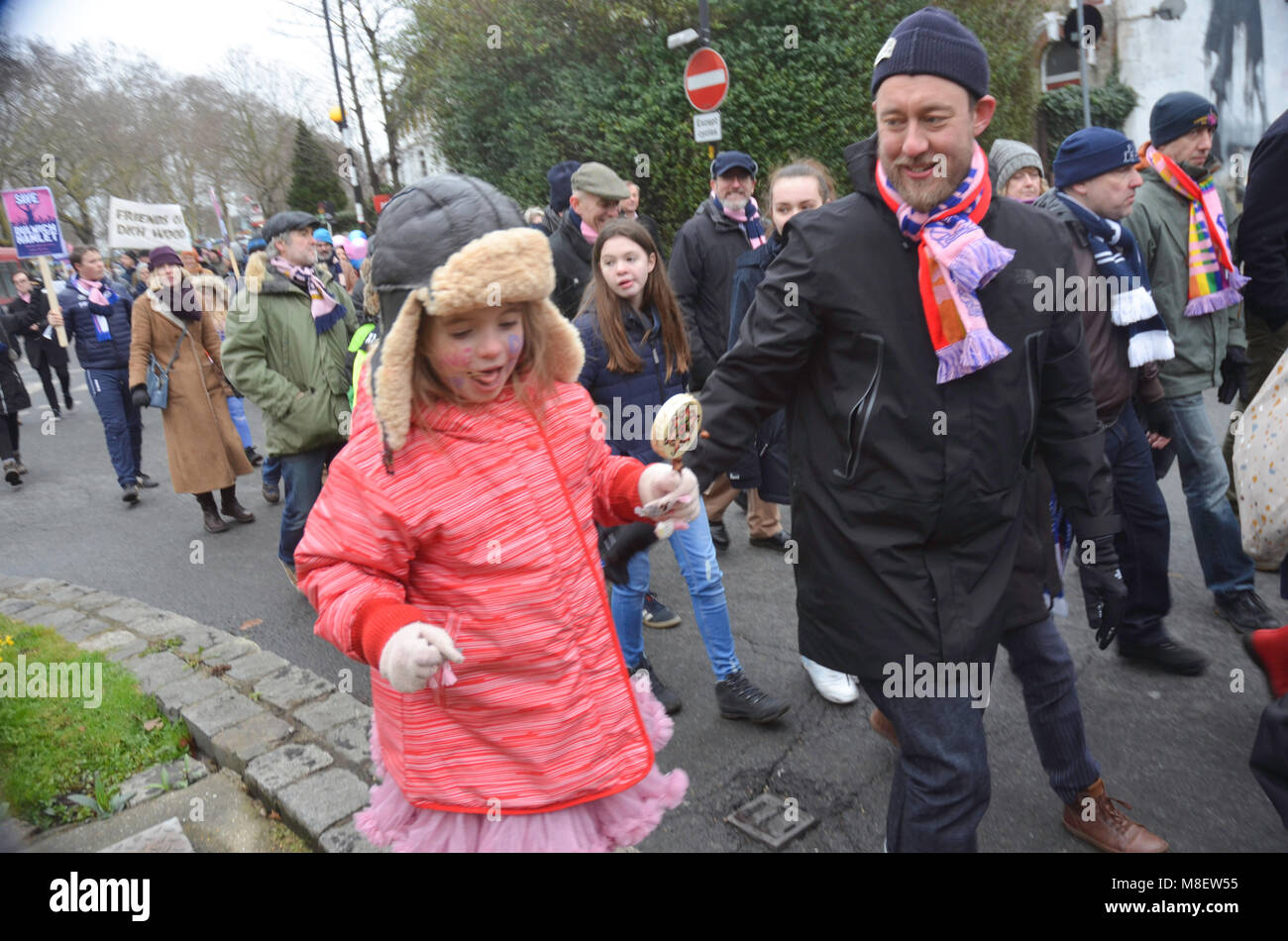 London, UK, 17. März 2018. Dulwich Hamlet Anhänger sammelten in Verteidigung des Immobilien Manager wiesen die ausgewiesen haben bith Team und Unterstützer aus dem Hause stadum auf Hundehütte hilll, bewegen, das durch viele kleine Vereine während der Fußball-Ligen critised. Lokale mp für dulwich Helen Hayes vor kurzem das Thema angesprochen mit regionalparlament. Credit: Philip Robins/Alamy leben Nachrichten Stockfoto