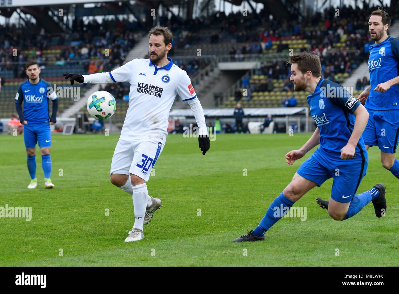 Anton Fink (KSC) im Duell mit Thilo Leugers (SV Meppen). GES/Fussball/3. Liga: Karlsruher SC - SV Meppen, 17.03.2018 - Fußball 3. Division: Karlsruher SC gegen Meppen, 17. März 2018 -- | Verwendung weltweit Stockfoto