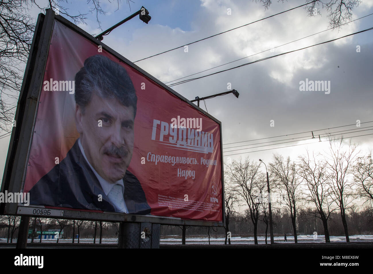 St. Petersburg, Russland. 17 Mär, 2018. Eine Anzeigentafel Werbung der Kampagne von Pavel Grudinin, Kandidat der Russischen Kommunistischen Partei bei den bevorstehenden Präsidentschaftswahlen in eine Straße in St. Petersburg. Quelle: Igor Russak/SOPA Images/ZUMA Draht/Alamy leben Nachrichten Stockfoto