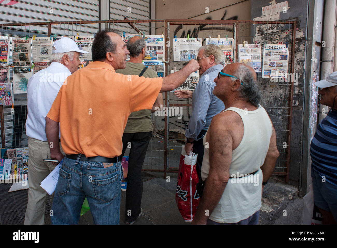 Athen. Ältere Menschen über das Referendum zu diskutieren, Omonia Platz. Griechenland. Stockfoto