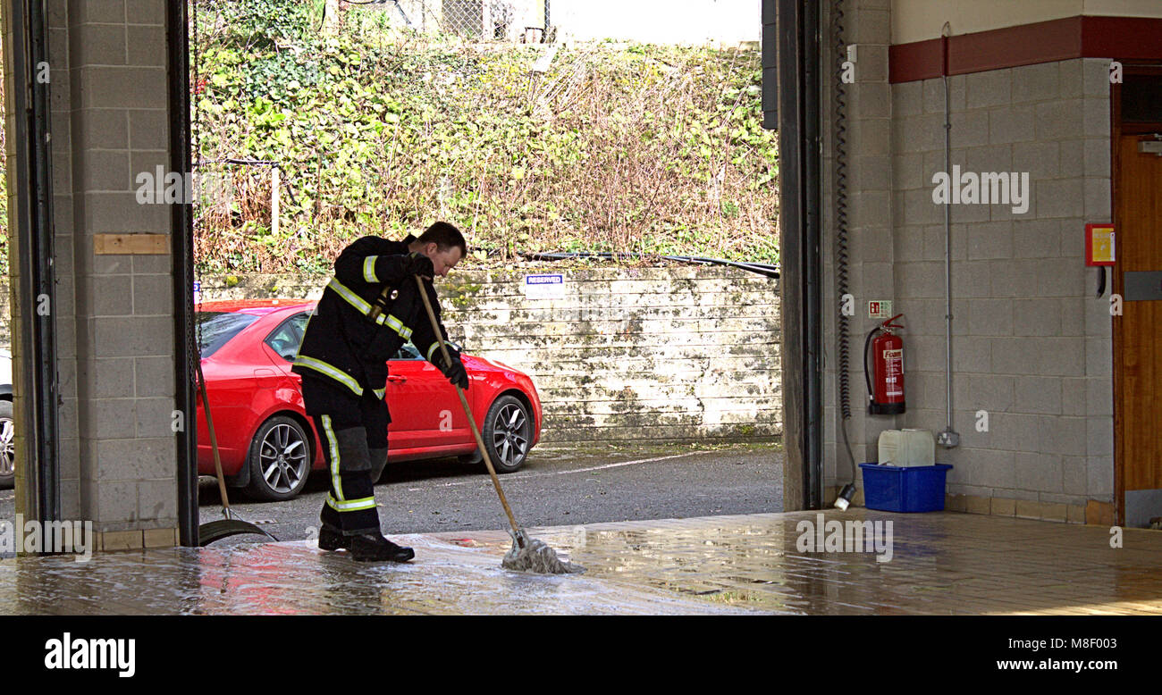 Fire Fighter Reinigung Station House Stock, während die Löschfahrzeuge sind entfernt Bantry, Irland Stockfoto