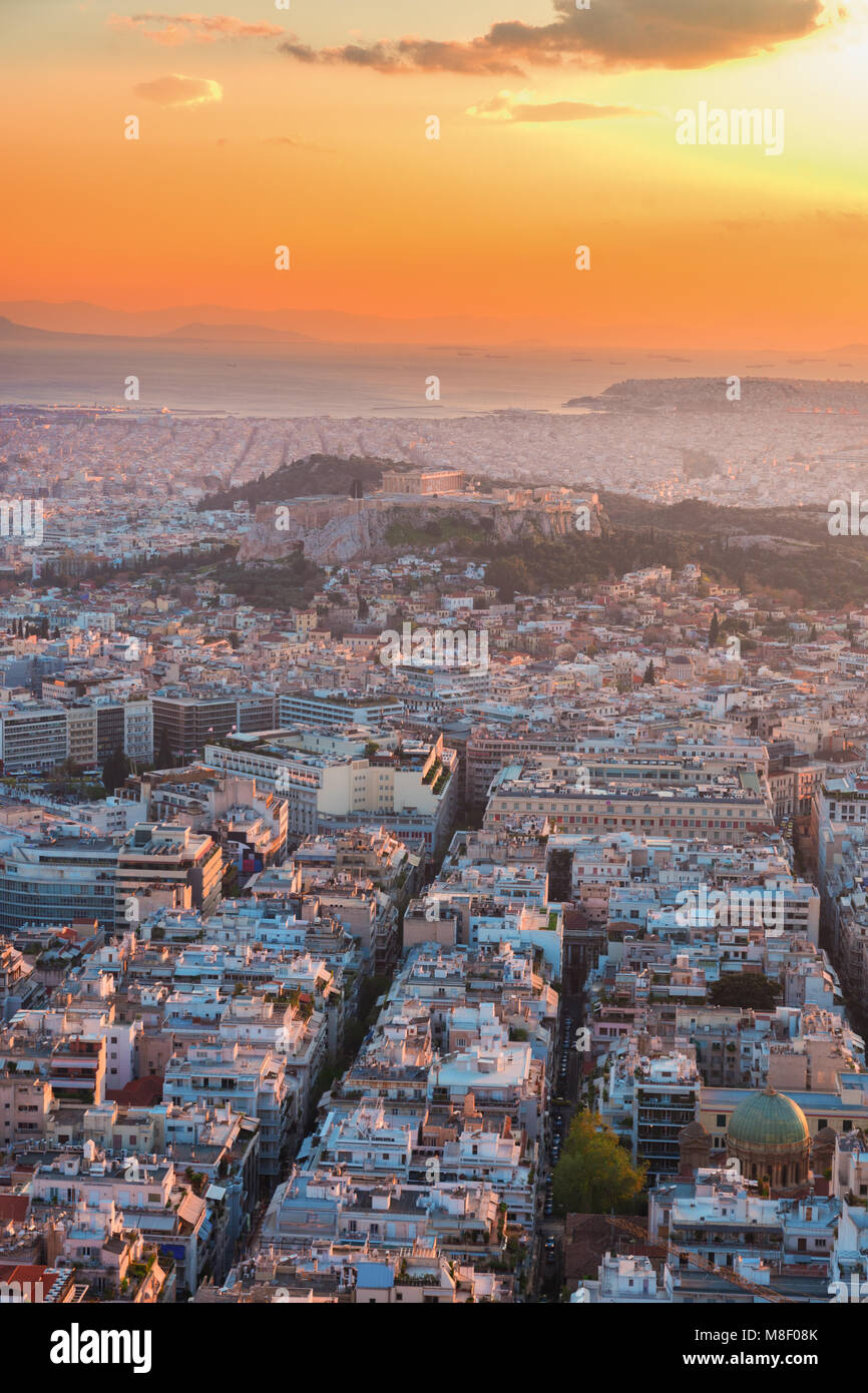 Stadtbild von Athen mit Acorpolis Hügel und Meer im Abendlicht, Greecer Stockfoto