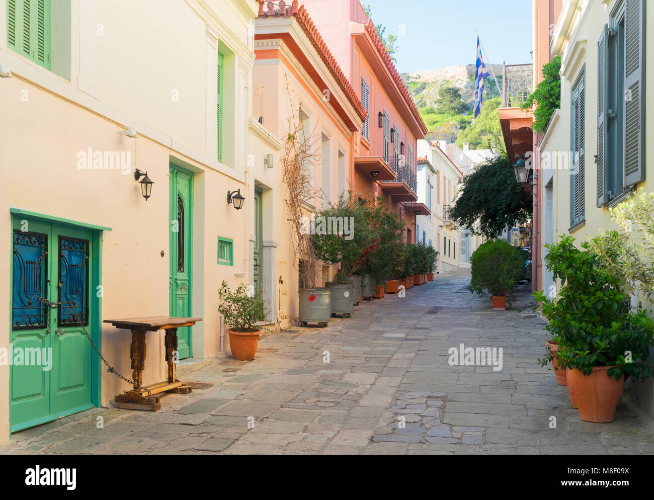 Kleine gepflasterte Strasse von Placa Bezirk mit Akropolis Hügel in der Altstadt von Athen, Griechenland Stockfoto
