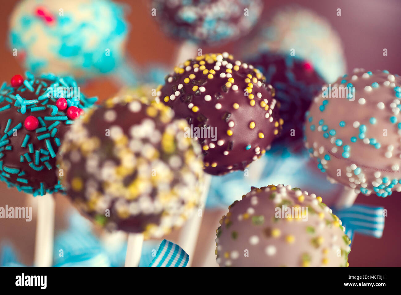 Arrangiert cakepops mit süßen kleinen Kugeln vorbereitet zu essen Stockfoto