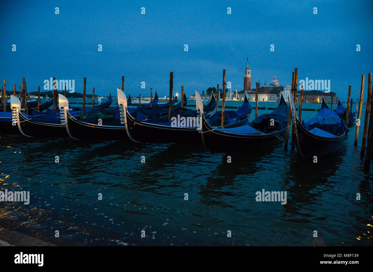 Günstig Gondeln bei Nacht Stockfoto