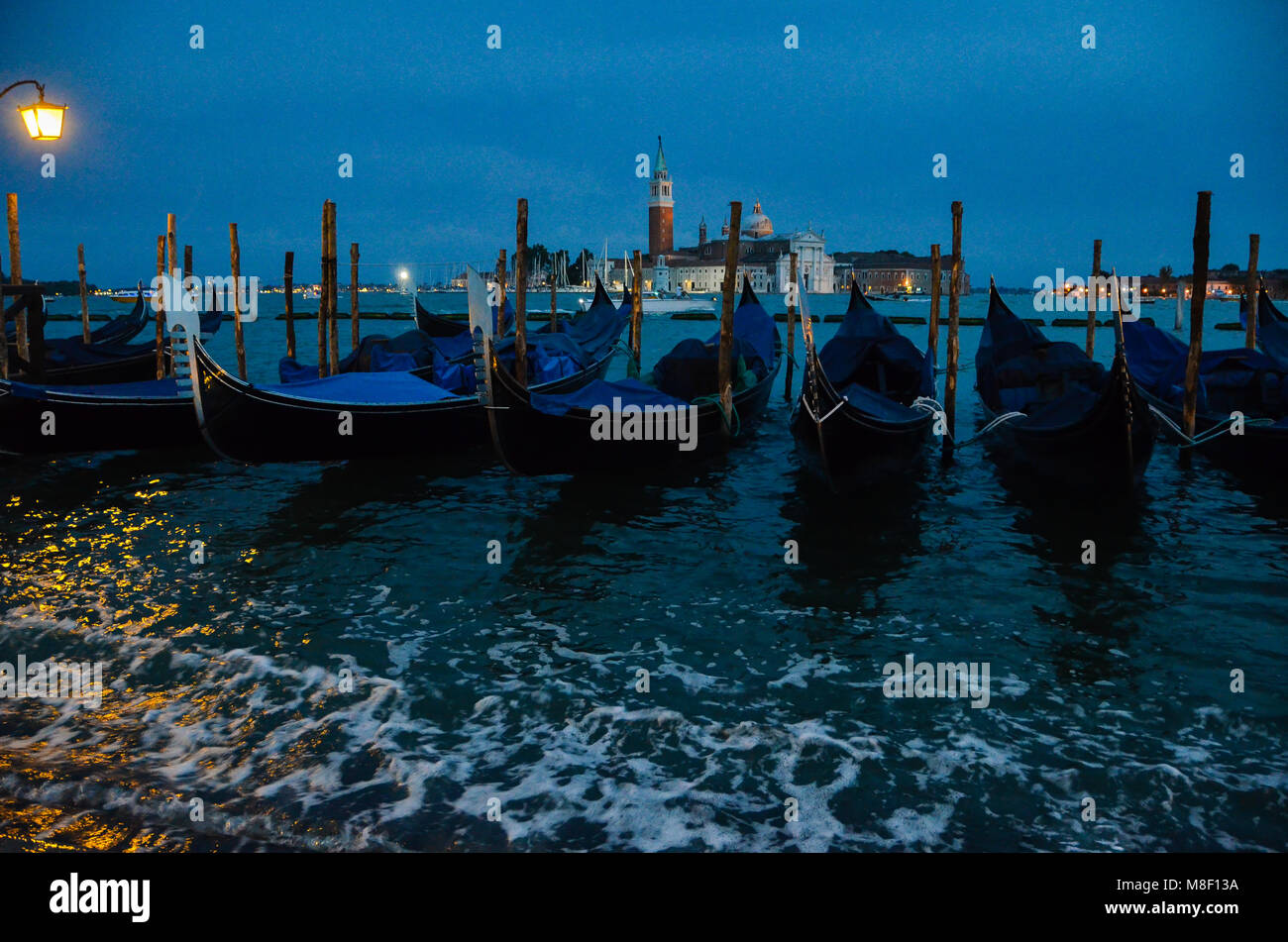 Günstig Gondeln bei Nacht Stockfoto