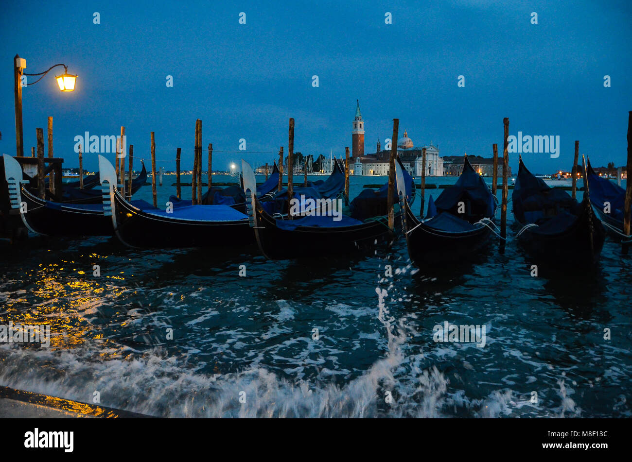 Günstig Gondeln bei Nacht Stockfoto
