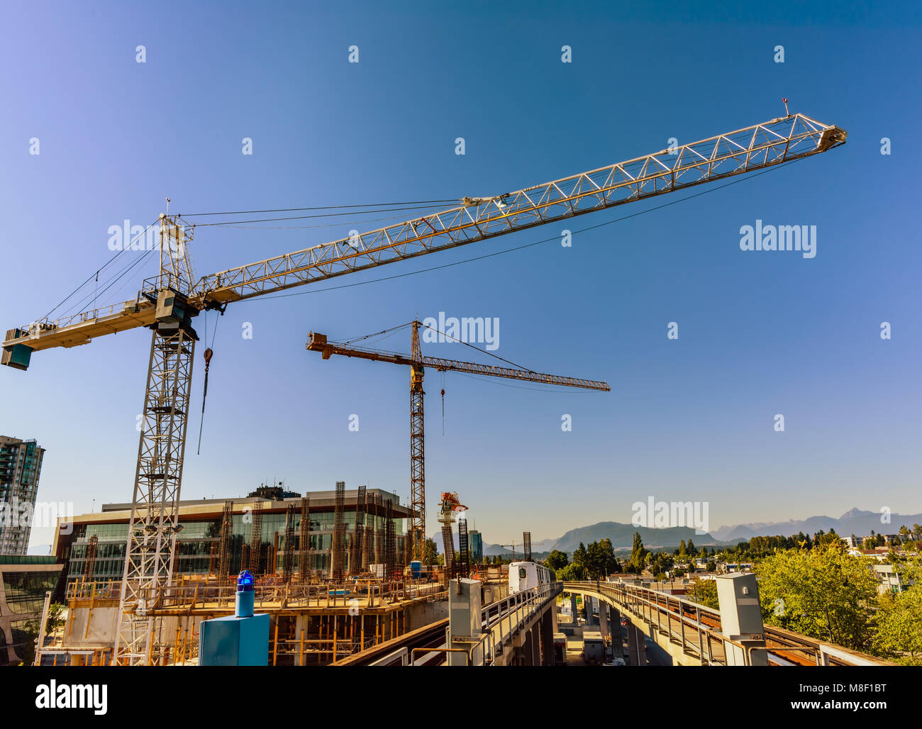 Turmkrane, Baukrane, Beschläge der Gebäude im Bau, Gerüstbau, vor dem Hintergrund der Deep Sky, elektrische Zug wa Stockfoto