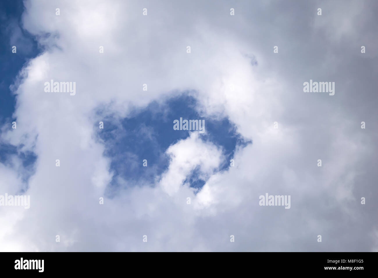 weiße flauschige Wolken Stockfoto
