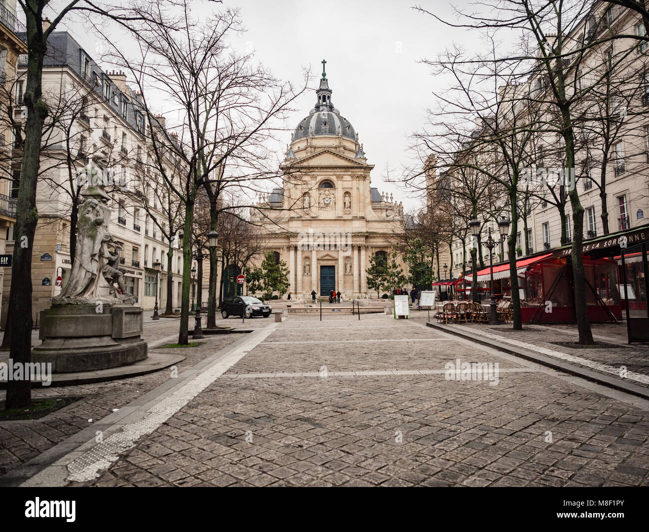 Paris, Frankreich - 7. Januar 2018: La Sorbonne ist ein Pariser Gebäude, dessen Ruhm zu den Universitäten war und ist immer noch auf der Basis verbunden ist. Es ist Stockfoto