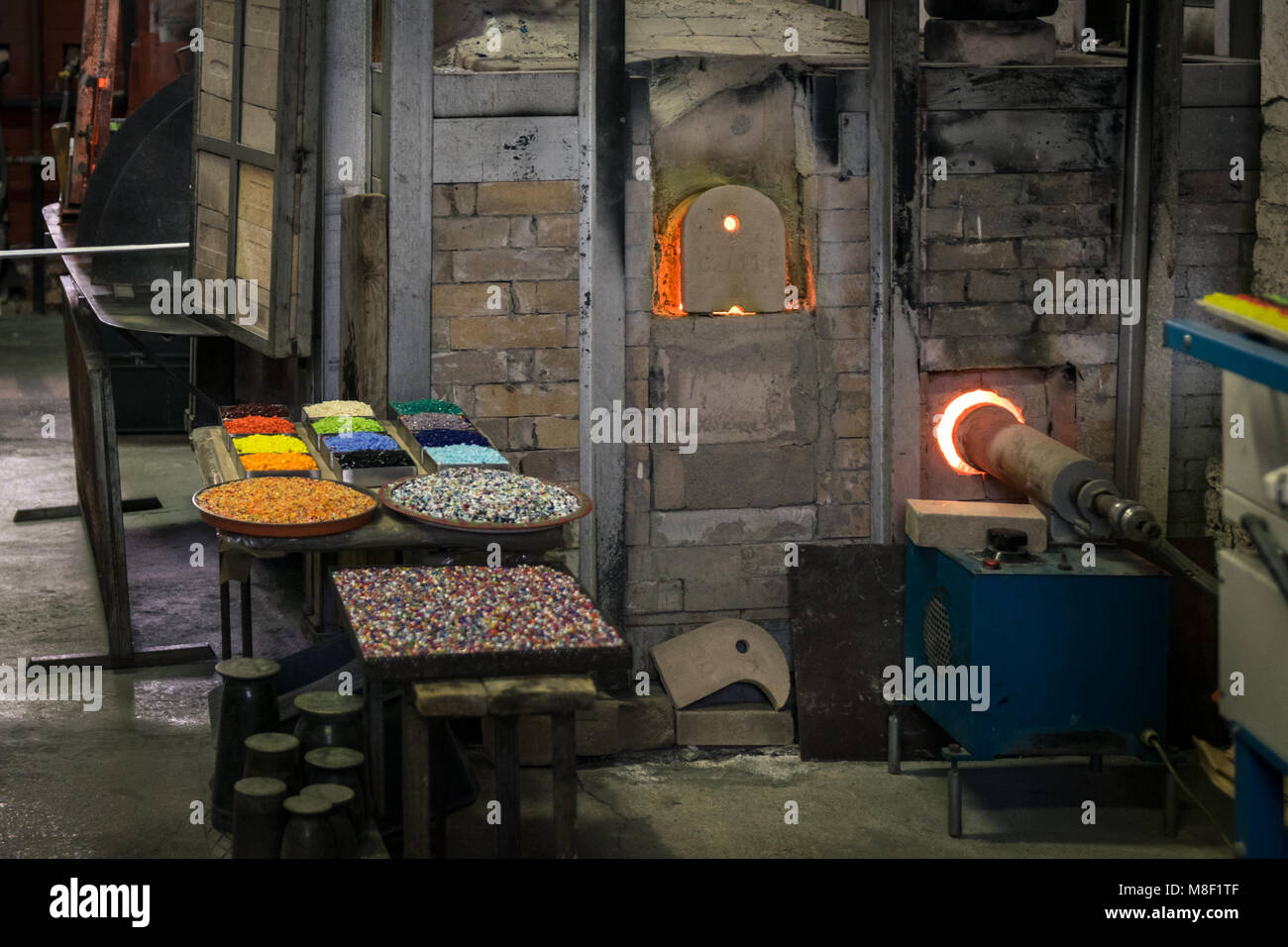 Murano, Italien - 24 April 2017: Einrichtung eines künstlerischen Glashütten in Murano, Venedig. Stockfoto