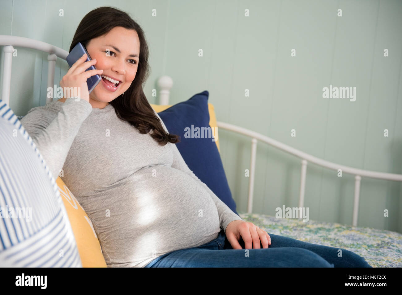 Schwangere Frau mit smart phone Stockfoto