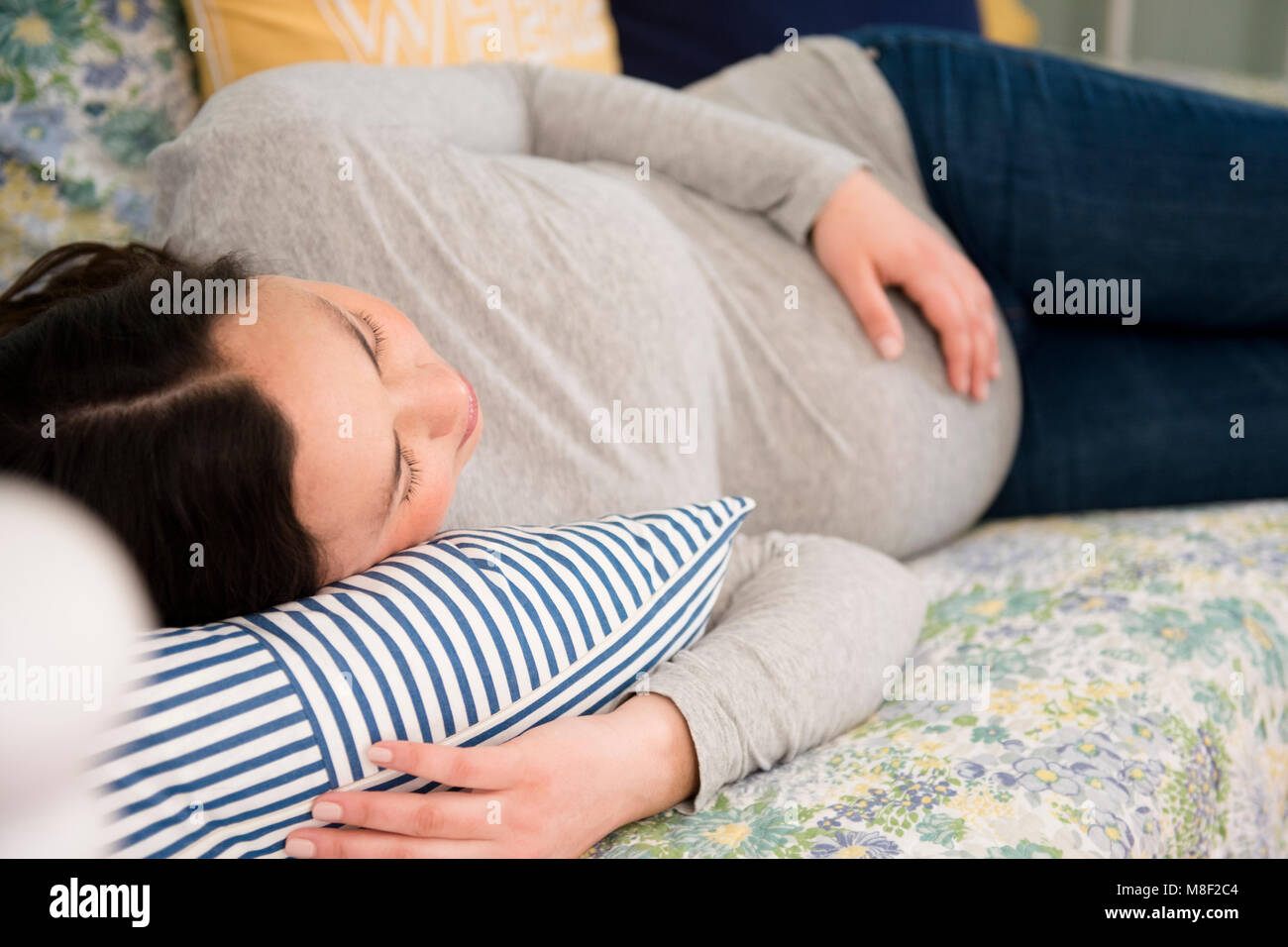 Schwangere Frau zu Hause entspannen Stockfoto
