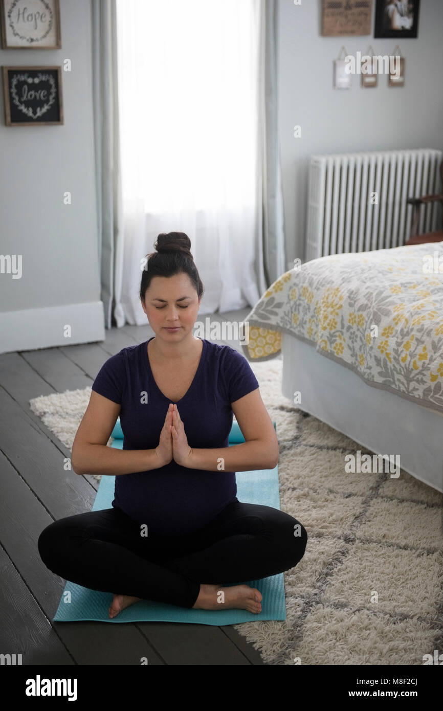 Schwangeren Yoga im Schlafzimmer Stockfoto