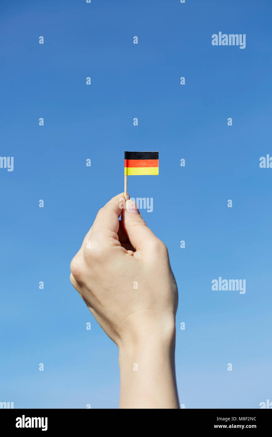 Frau mit deutscher Flagge in der Hand Stockfoto