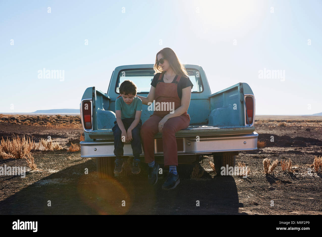 USA, Arizona, Mutter trösten Sohn (6-7) an der Heckklappe von Pick-up-Truck Stockfoto