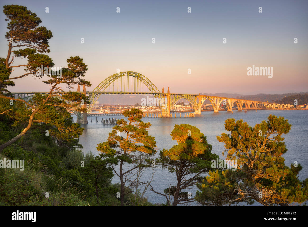 USA, Oregon, Newport, Brücke über den Fluss bei Sonnenuntergang Stockfoto