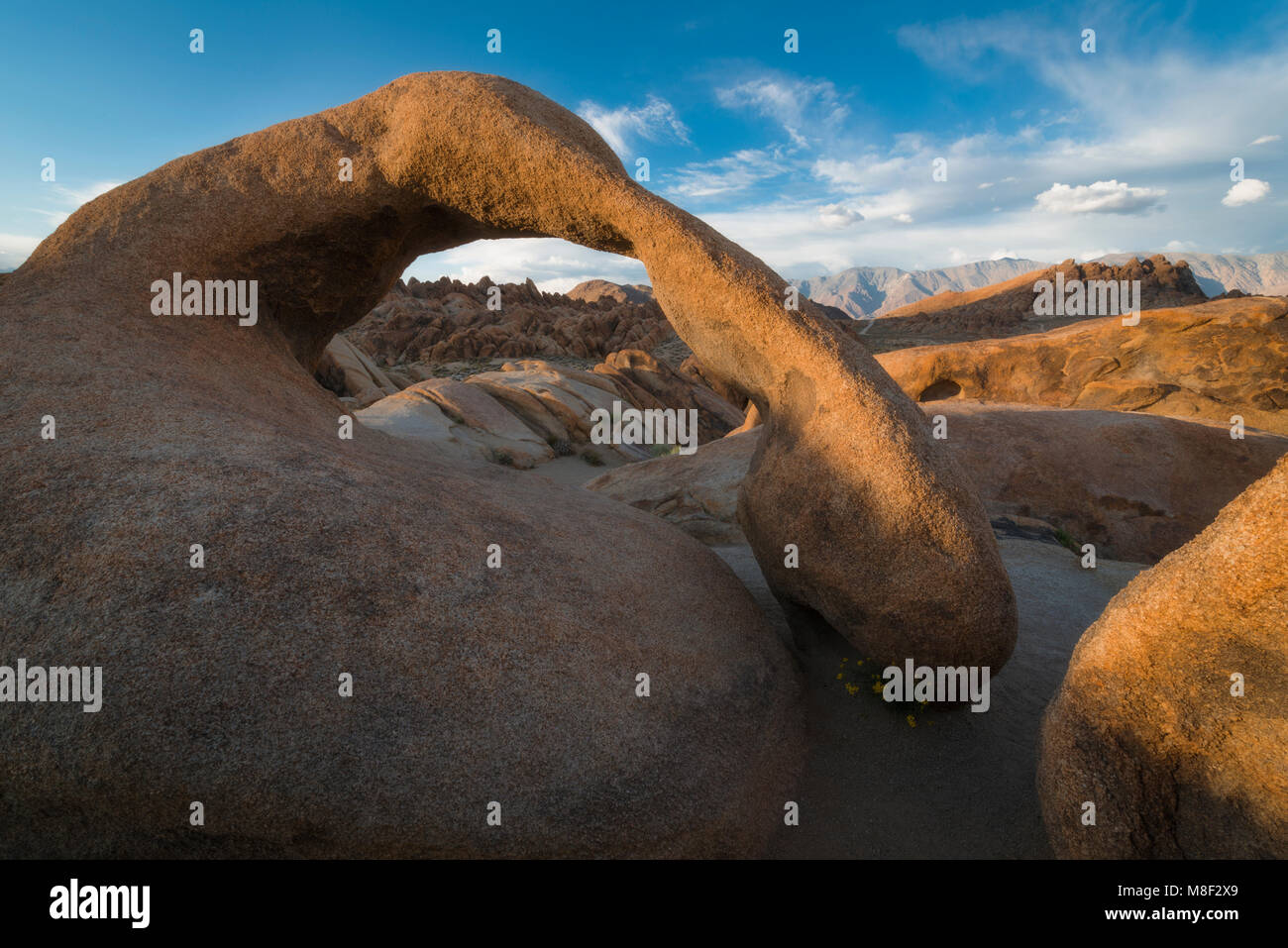 USA, Kalifornien, Owens Valley, Mobius Arch, Natural Arch und anderen Felsformationen Stockfoto