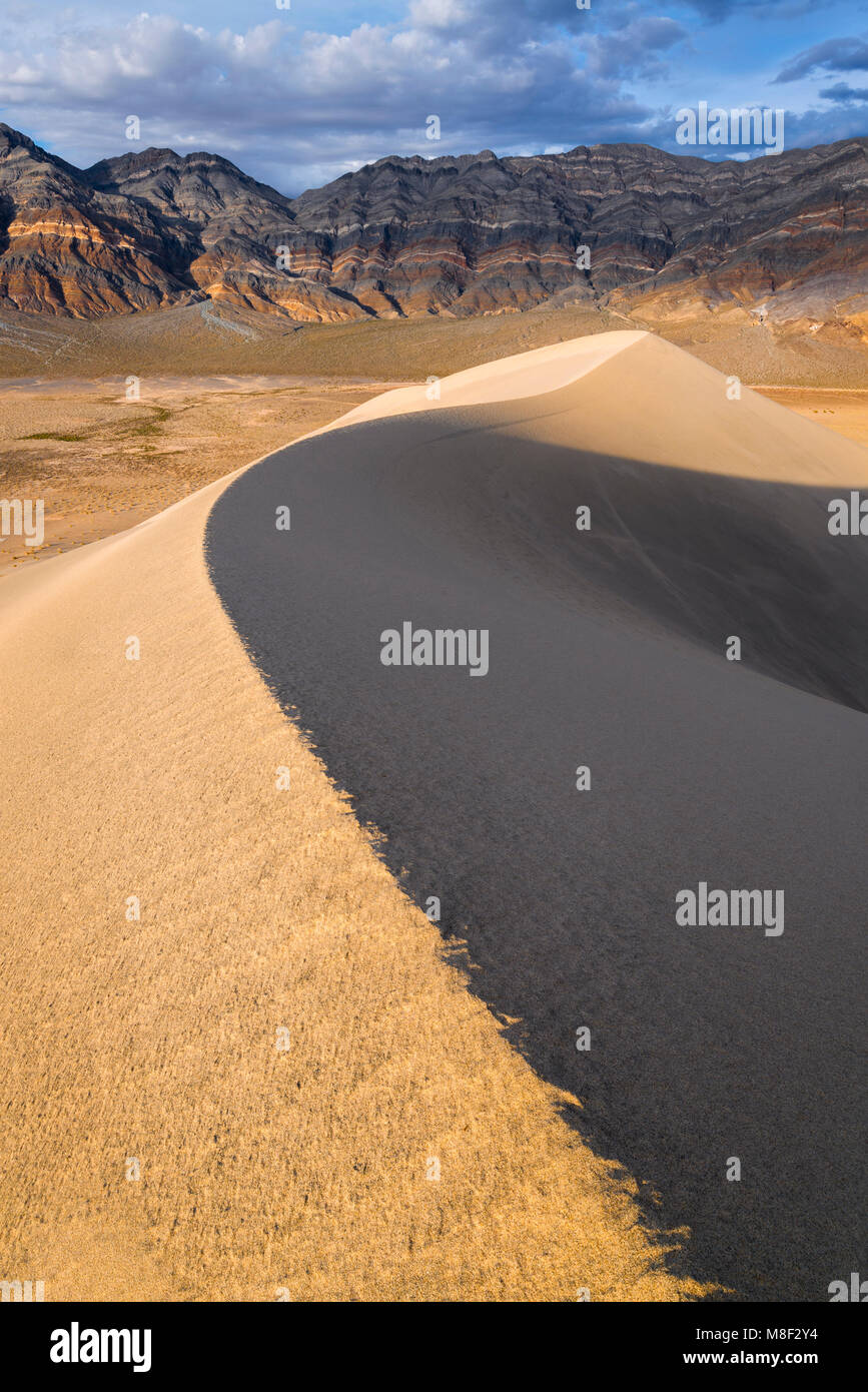 USA, Kalifornien, Death Valley National Park, Eureka Dünen, Dünen und Berge Stockfoto