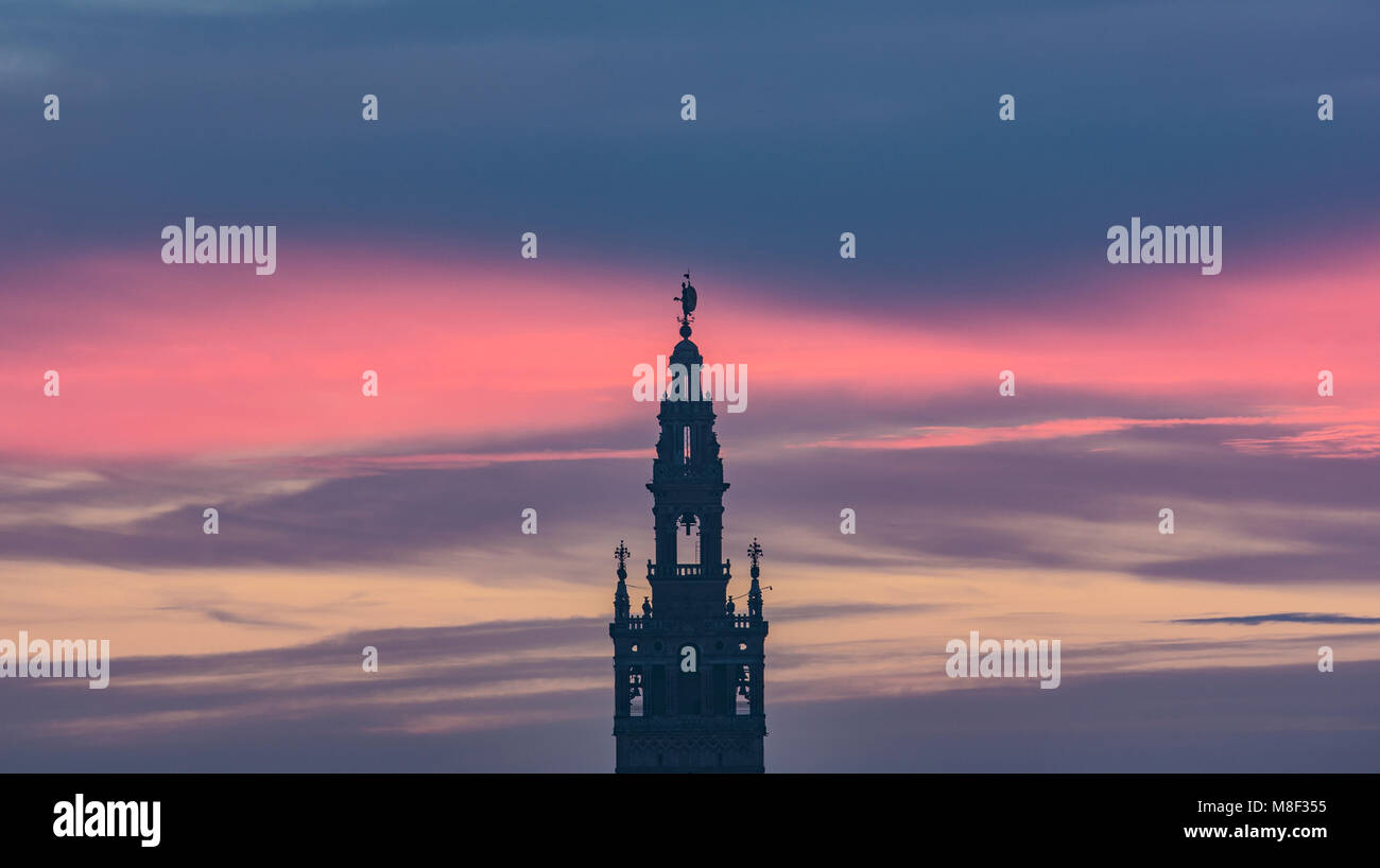 Spanien, Andalusien, Sevilla, Glockenturm von La Giralda gegen romantische Himmel Stockfoto