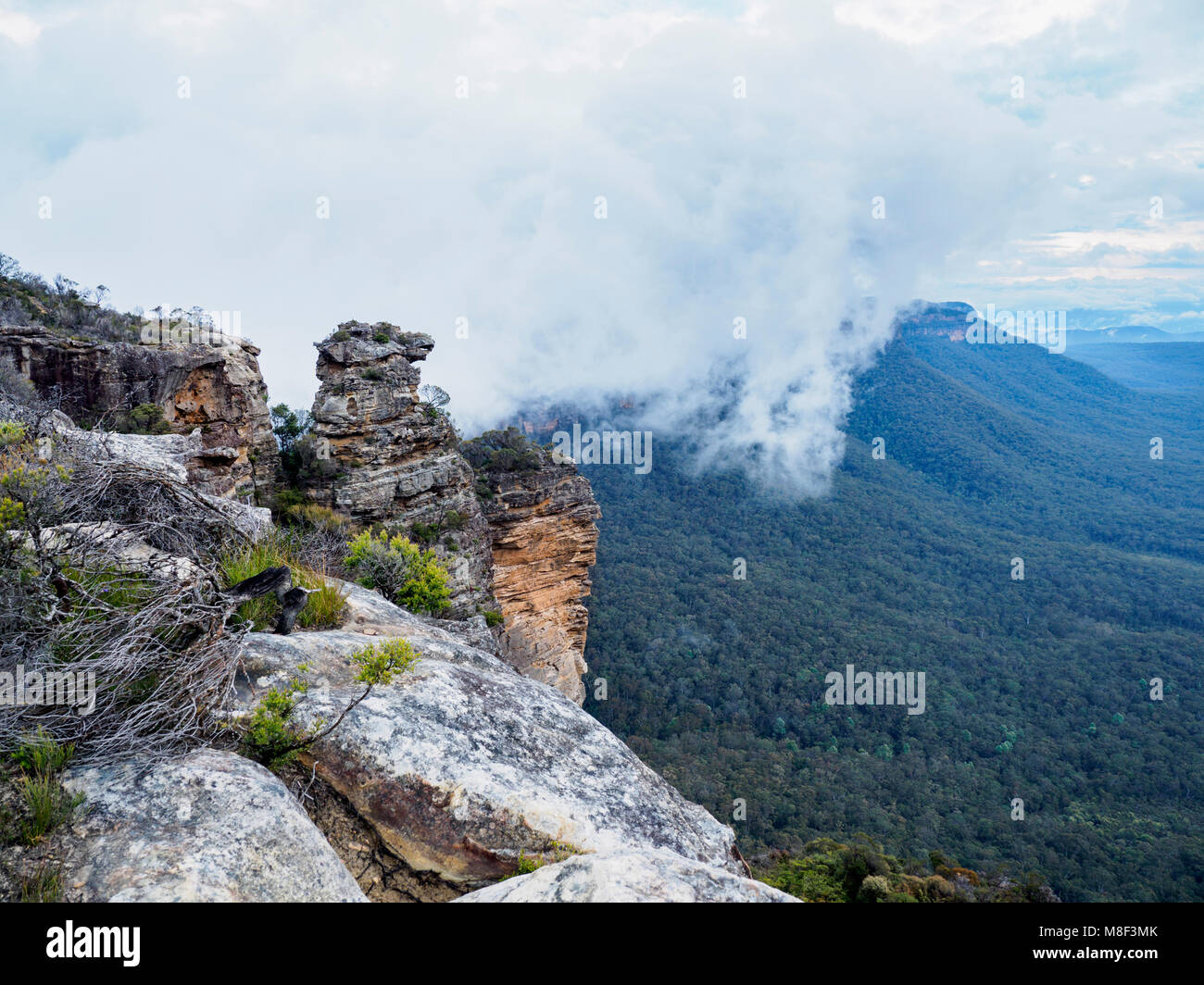 Australien, New South Wales, Katoomba, große Felsen und Berge in Wolken Stockfoto