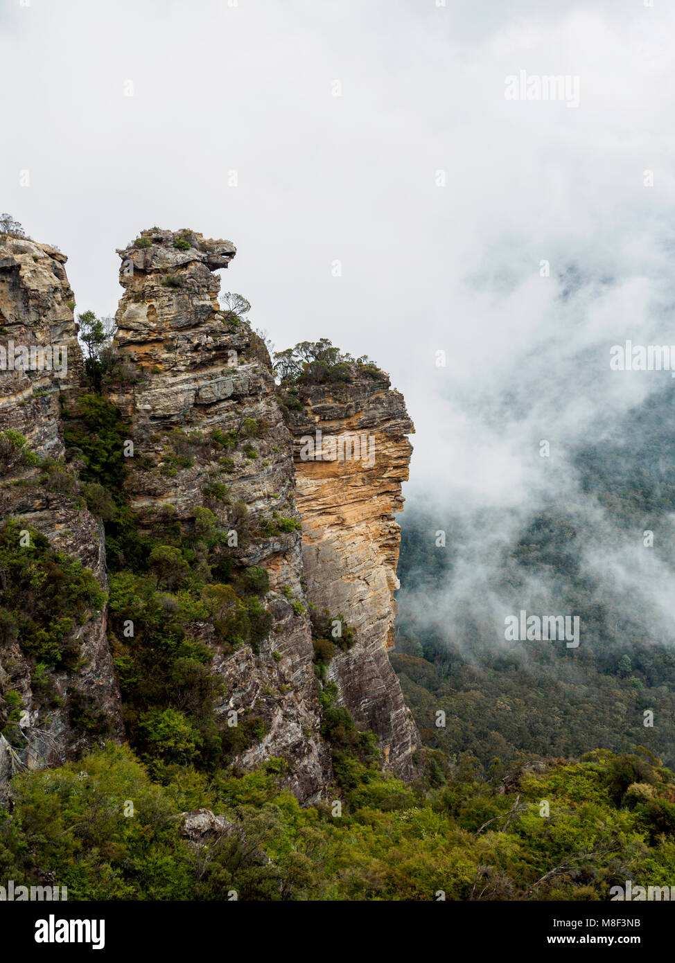 Australien, New South Wales, Katoomba, große Felsen und Berge in Wolken Stockfoto