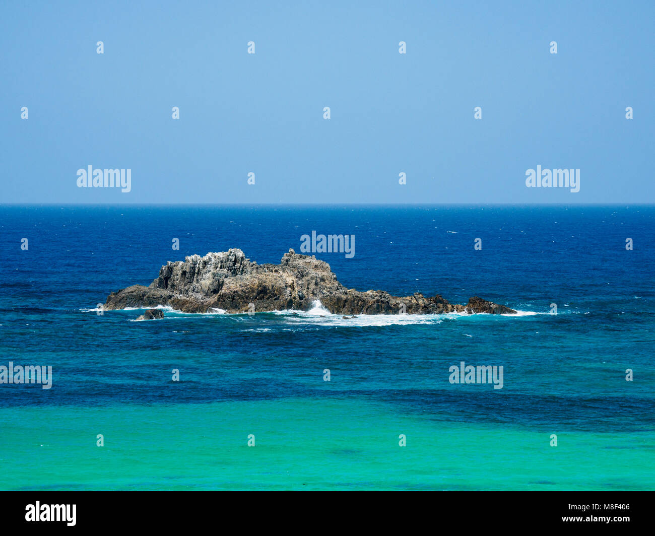 Australien, New South Wales, Bermagui, Wave Spritzer auf Felsen im Meer Stockfoto