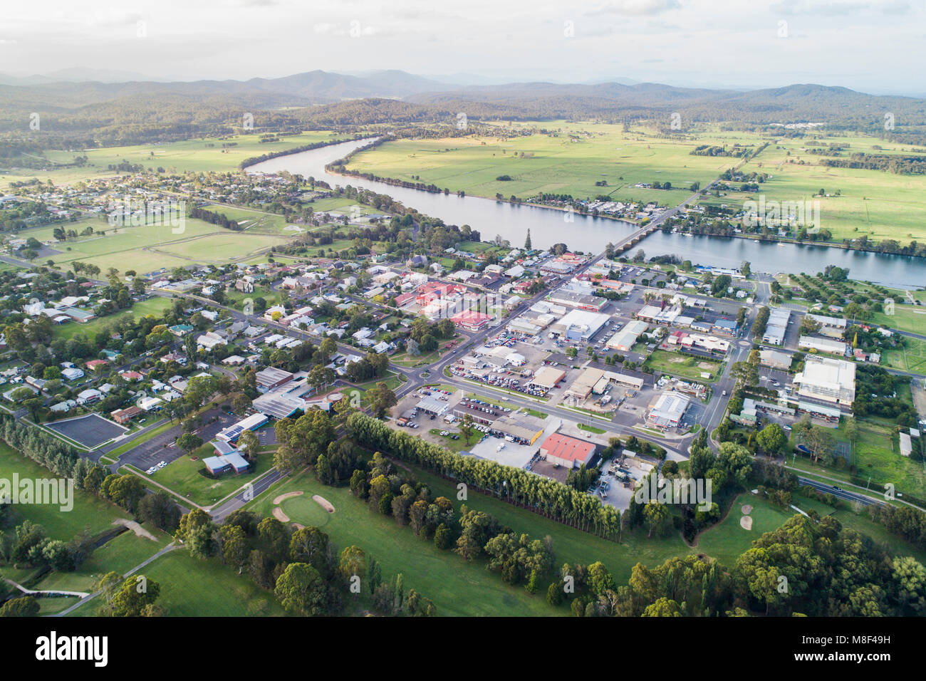 Australien, New South Wales, Moruya, Landschaft mit Stadt und Moruya Fluss Stockfoto