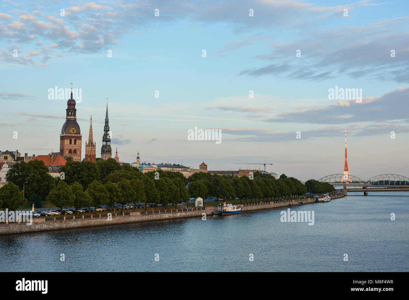 Riga, Lettland - 31. Juli 2017: Das stadtbild der Altstadt von Riga und Daugava (westlichen Dwina) River, Lettland. Mittelalterliche Architektur, gotische Stil Stockfoto