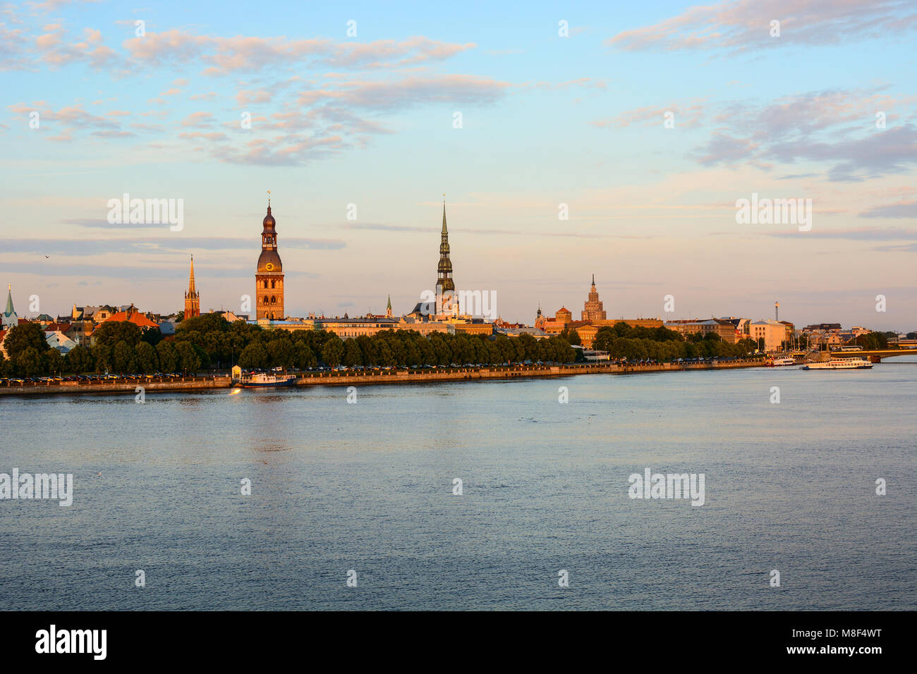 Das stadtbild der Altstadt von Riga und Daugava (westlichen Dwina) River, Lettland. Mittelalterliche Architektur, gotische Gebäude, Panoramaaussicht Stockfoto