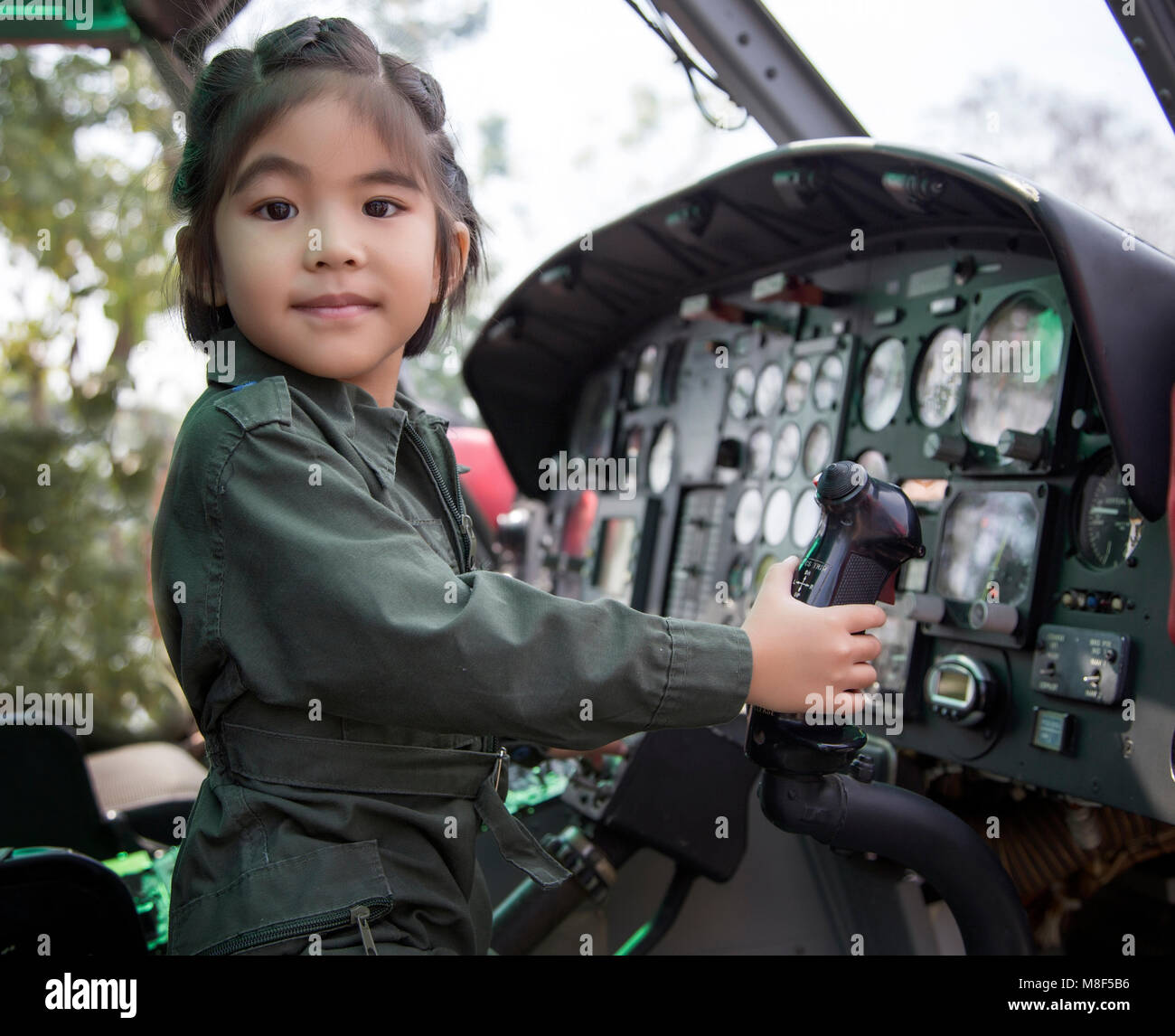 Asiatische Mädchen hängen Hubschrauber steuern Sie Ihren Traum ein Pilot Jobs sein sich zu verfangen Stockfoto