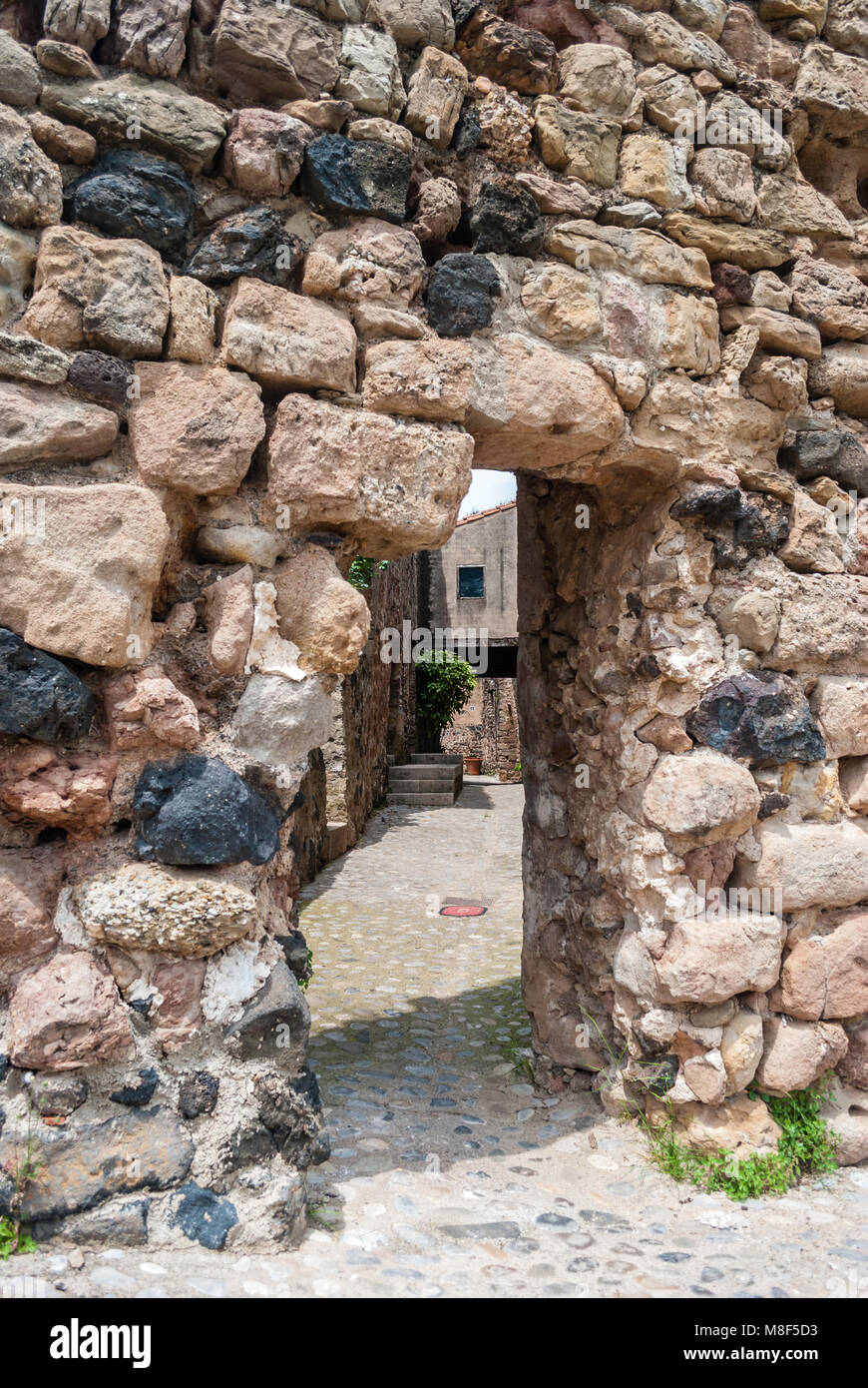 Tür in der Mauer aus Stein, Sant Joan Les Fonts, Garrotxa, Katalonien, Spanien Stockfoto