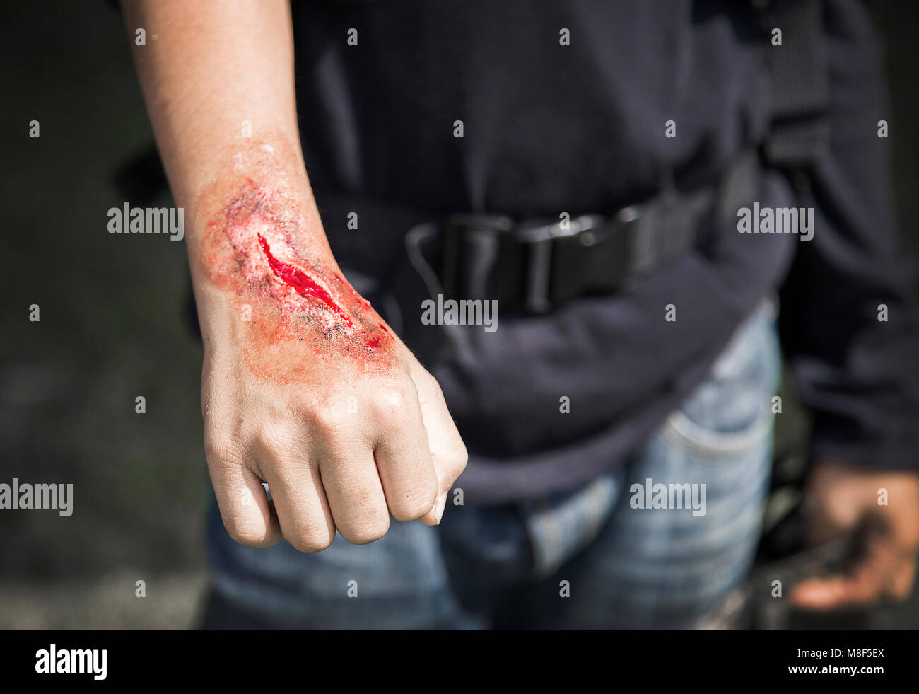 Acidence Narbe Make-up Artist auf Stuntman Hand in der Filmindustrie Stockfoto
