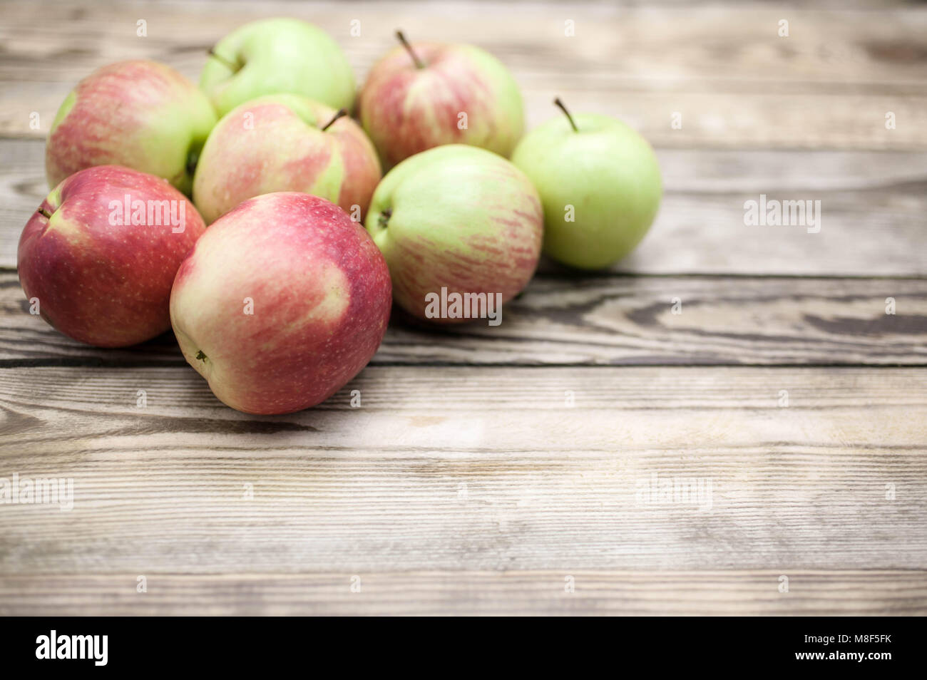 Äpfel auf einer hölzernen rustikalen Hintergrund. Essen Hintergrund Stockfoto