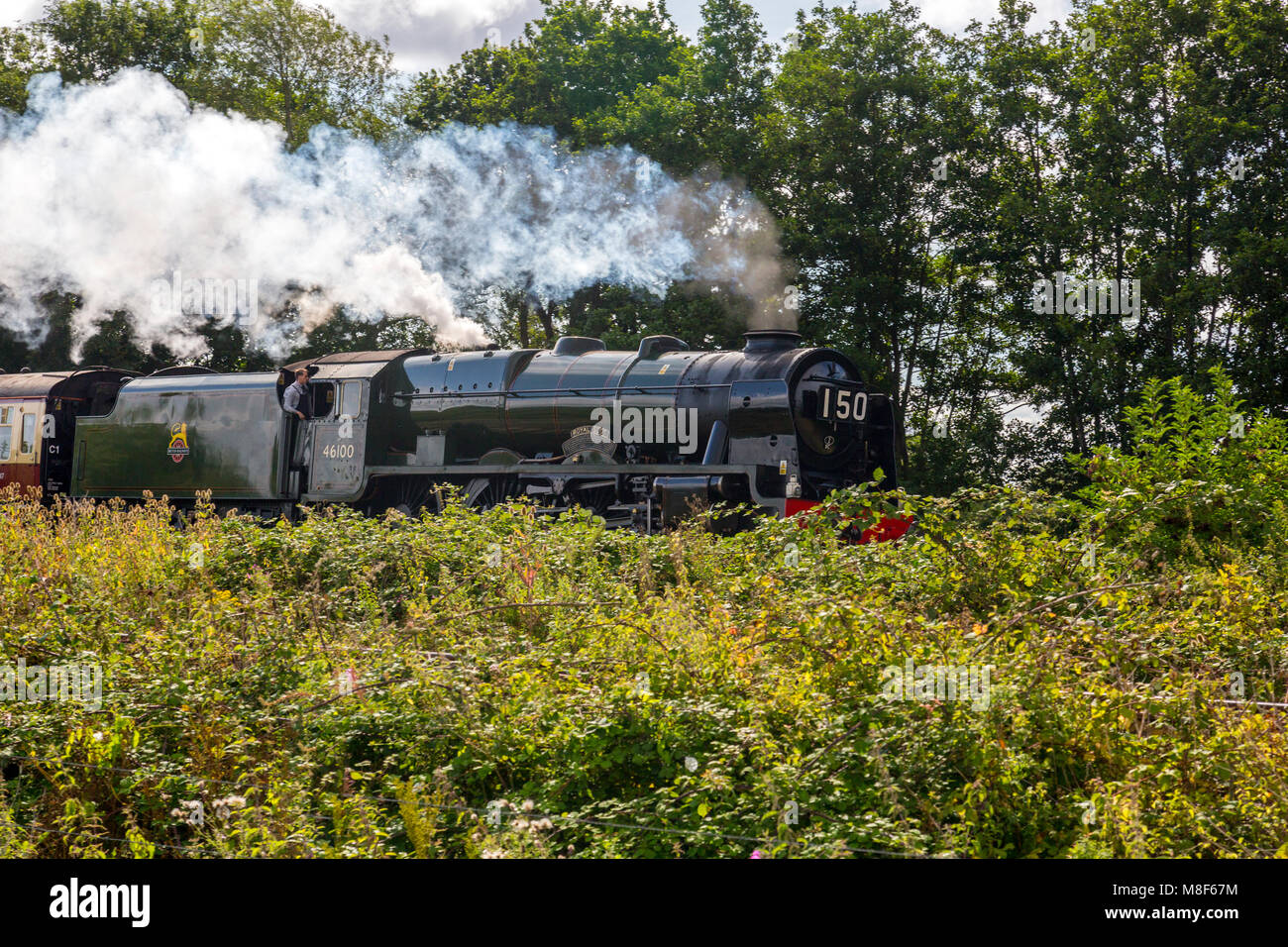 Ex LMS Dampflok 46100 "Royal Scot" übergibt die Norton Fitzwarren Steam Rally in Cornwall mit der Royal Duchy Zug, Somerset, England, Großbritannien Stockfoto
