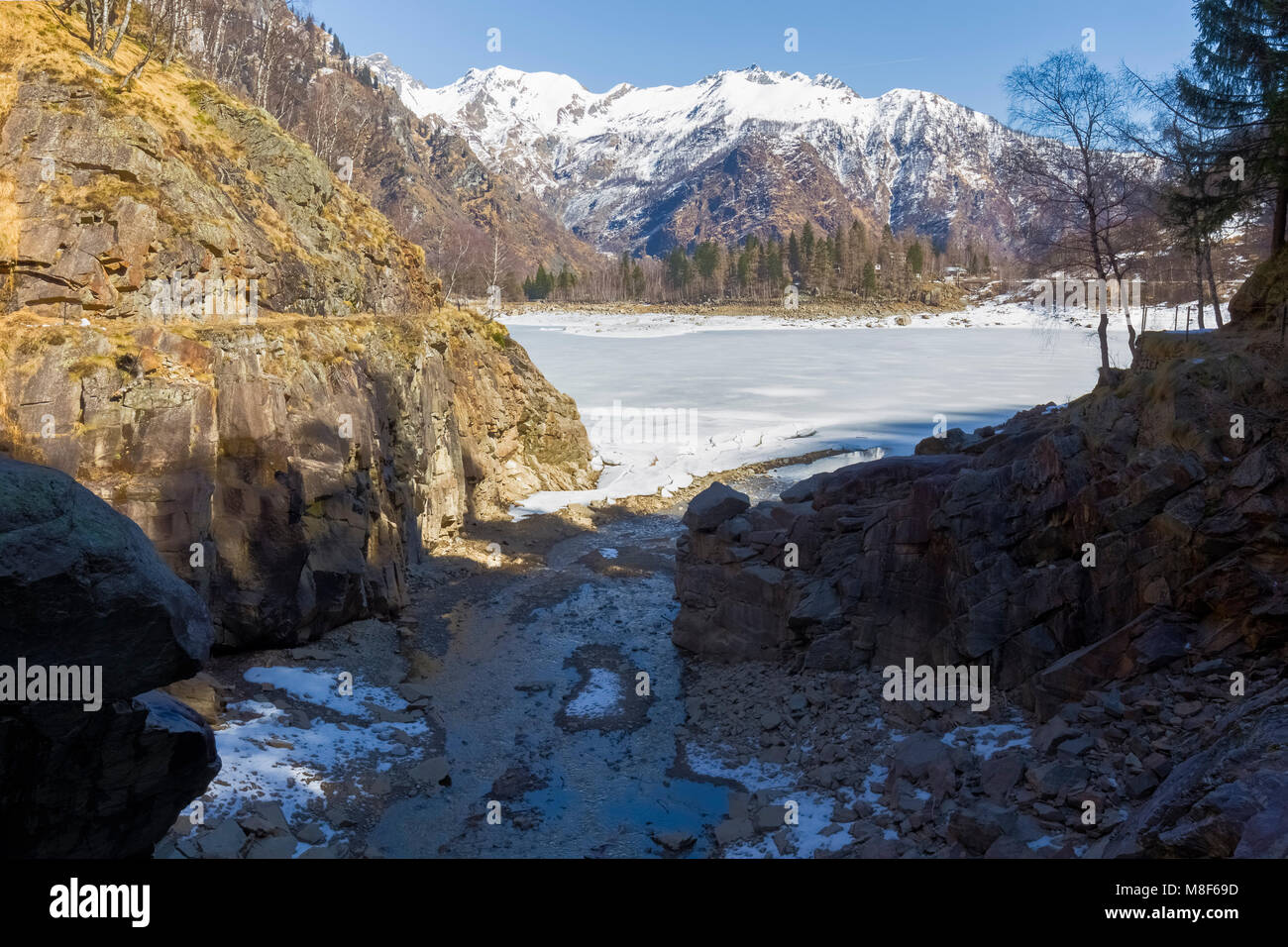 Die gefrorenen Lago di Antrona im Frühjahr, Valle Antrona, Piemont, Italien. Stockfoto