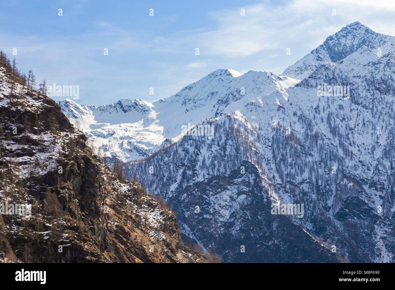 Sicht auf die Berge des Valle Antrona von der Alpe Cheggio, Valle Antrona, Piemont, Italien. Stockfoto