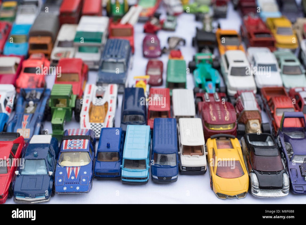 Blick von oben auf die vintage Spielzeugautos Stockfoto