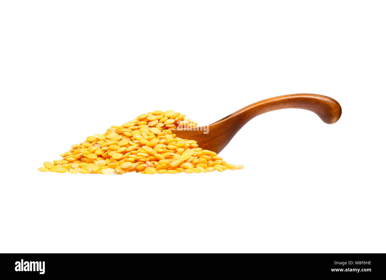 Getrocknete gelbe Erbsen in den hölzernen Löffel, isoliert auf weißem backgro Stockfoto