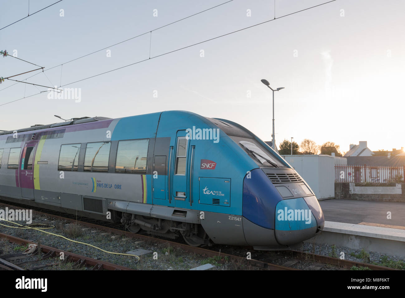 Nantes, Frankreich, 19. November 2017: SNCF TER Zug neben Plattform am Morgen bei Sonnenaufgang un Stockfoto