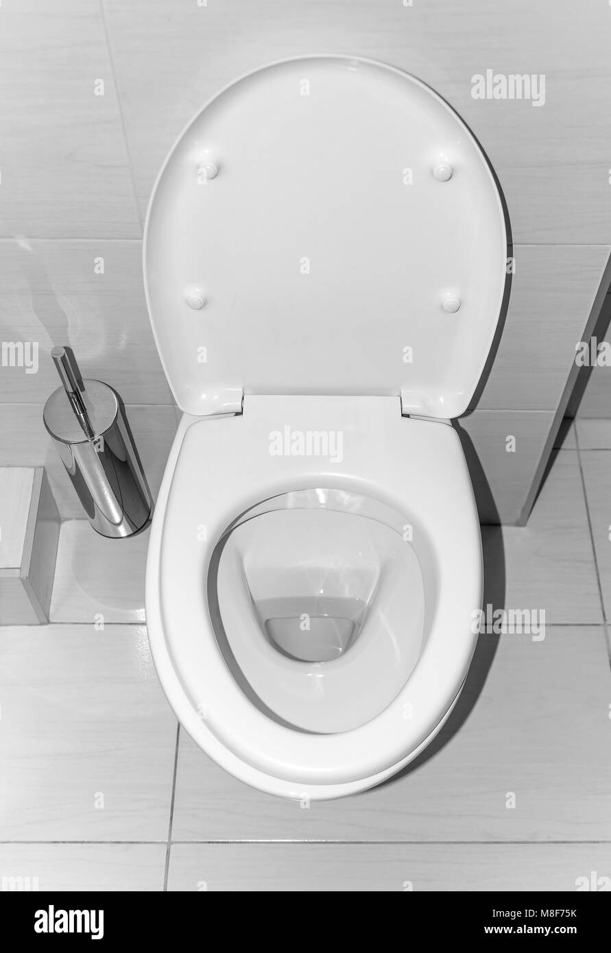 Toilet open toilet seat Fotos und Bildmaterial in hoher Auflösung Alamy