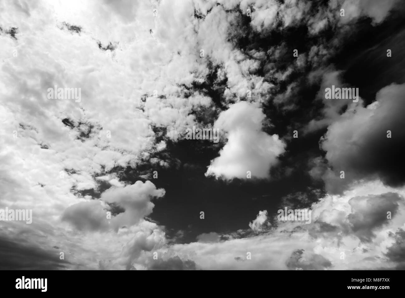 Schwarze und weiße Sonnenlicht Himmel mit Wolken, Wind Tag. Weitwinkelaufnahme. Stockfoto